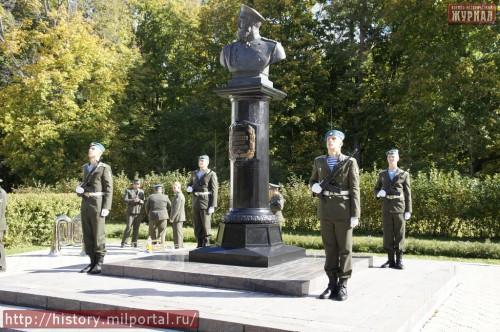 Почетный караул у памятника М.Д.Скобелеву