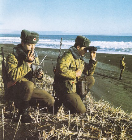 Пограничники в полевых зимних куртках образца 1984 г. Фото около1988 г.