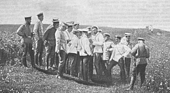 Генерал-инспектор артиллерии Великий князь Сергей Михайлович проводит с офицерами разбор стрельбы 1905 г.