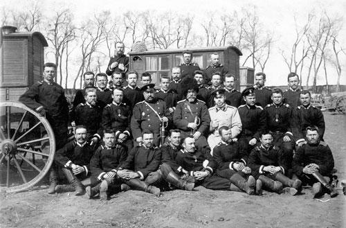 Офицерский состав телеграфной роты с личным составом телеграфных карет 1904 г.