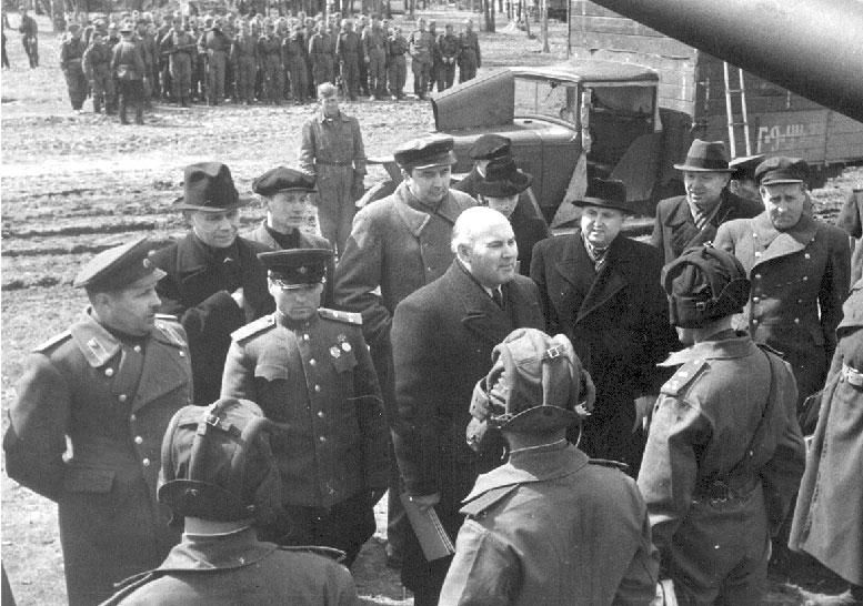 Председатель президиума Верховного совета Эстонской ССР й. Варес приветствует воинов 221-го отдельного танкового полка «За Советскую Эстонию» 8-го Эстонского стрелкового корпуса во время передачи им танковой колонны, созданной на средства эстонцев 6 мая 1943 г.