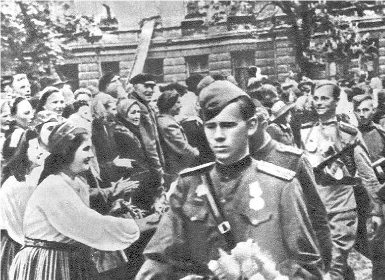 Жители Таллина приветствуют воинов 8-го Эстонского корпуса после освобождения города от немецко-фашистских войск Сентябрь 1944 г.