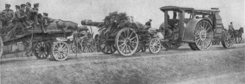 Тяжелое орудие «тракторной» батареи движется на фронт, 1916 г. Отечественная артиллерия за 600 лет. М., 1986.