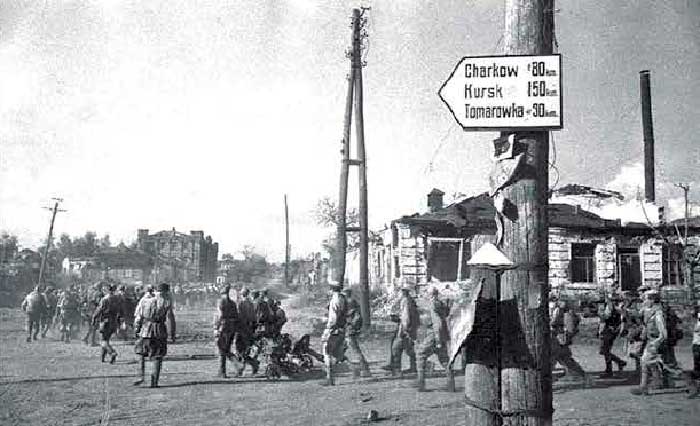 Советские воины на улице освобождённого Белгорода. Август 1943 г.