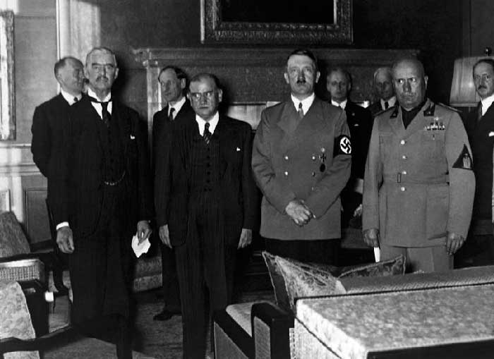 После подписания Мюнхенского соглашения. Слева направо: Н. Чемберлен, Э. Даладье, А. Гитлер, Б. Муссолини