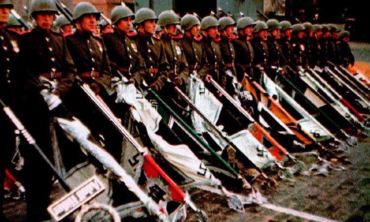 Знамёна и штандарты поверженного Третьего рейха на Красной площади во время Парада Победы. 24 июня 1945 г.