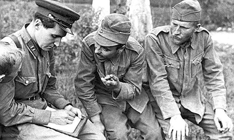 Корреспондент Красной звезды» К.М. Симонов беседует с румынскими военнопленными под Одессой 1941 г.