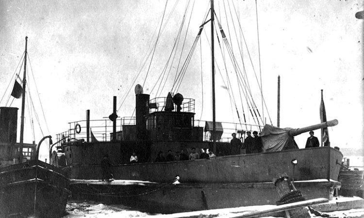 Сетевой заградитель «Яуза» Онежской флотилии. Корабль сохранил своё первоначальное название, однако на борту оно не нанесено. Возможно, название на фотографии заретушировано