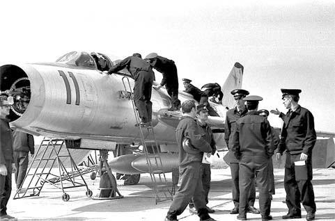 Слушатели 4-го факультета «Жуковки» на практических занятиях в монинской учебной авиационной базе. 1974 г.