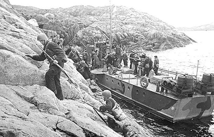 Высадка диверсионного десанта морской пехоты Северного флота на побережье, занятое противником
