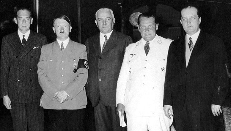Слева направо: глава МИД Польши Ю. Бек, фюрер и рейхсканцлер А. Гитлер, министр иностранных дел Германии К. фон Нейрат, имперский министр и премьер-министр Пруссии Г. Геринг, посланник Польши в Германии Ю. Липский