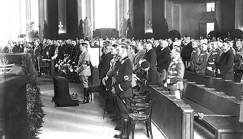 Гитлер и другие нацистские бонзы на траурной церемонии прощания с Ю. Пилсудским в соборе Святой Ядвиги. Берлин, май 1935 г.