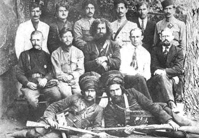 Командование и охрана штаба Персидской Красной армии. Сидят во втором ряду слева направо: Г.Н. Пылаев, Б.Л. Абуков, Мирза Кучек-хан, И.К. Кожанов 1920 г.
