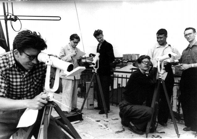 Студенты РГУ готовятся к наблюдениям за 1-м искусственным спутником Земли под руководством профессора А.А. Батырева. г. Ростов-на-Дону, 1958 г. ГА РО.