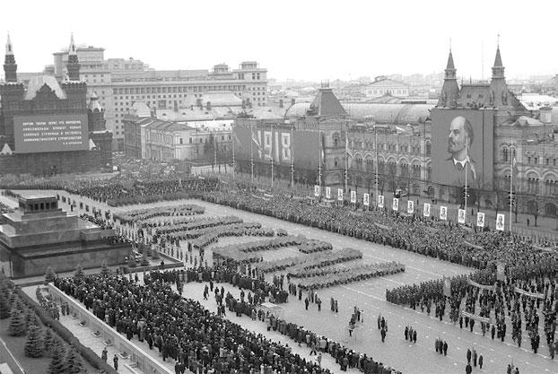 Колонны демонстрантов в форме аббревиатуры «ВЛКСМ» перед Мавзолеем на Красной площади.