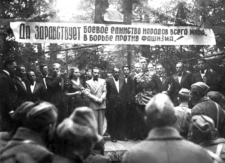 А.Н. Цфасман (в белом костюме) и артисты джаз-оркестра Всесоюзного радиокомитета на фронте. Июнь—июль 1942 г.
