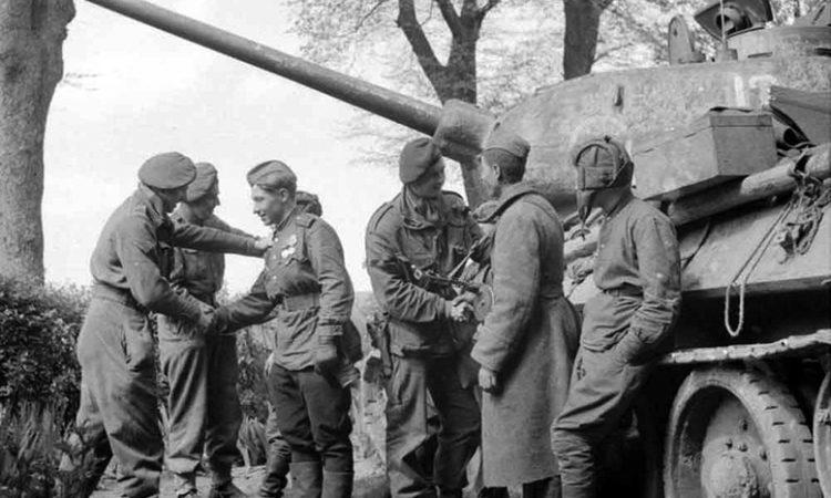 Встреча британских и советских солдат в Германии.