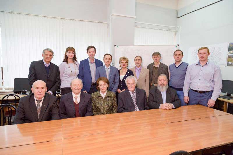 С.С. Близниченко (крайний справа в первом ряду) среди коллектива кафедры транспортных сооружений Кубанского государственного технологического университета