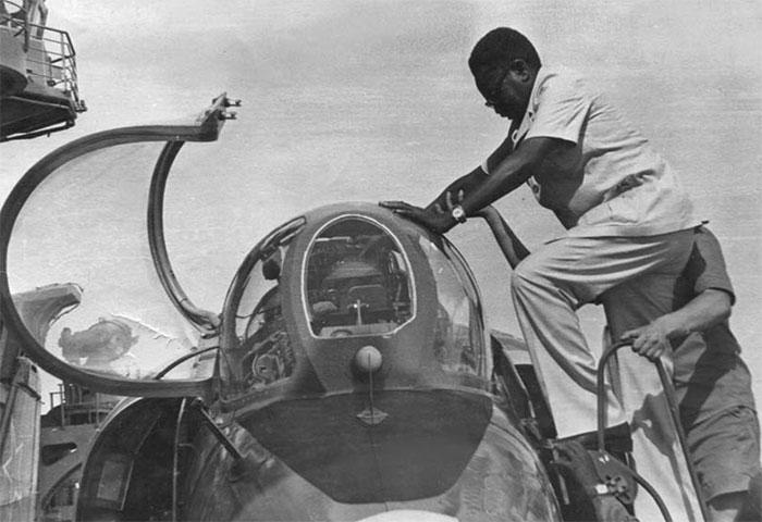 Первый президент независимой Анголы Агоштинью Нето осматривает истребитель вертикального взлёта и посадки Як-38 на палубе тяжёлого авианесущего крейсера ВМФ СССР «Минск», зашедшего с визитом в Луанду 2 апреля 1977 г.