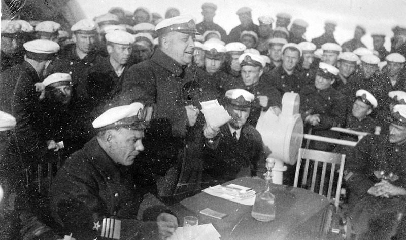 Илл. 13. К.Е. Ворошилов во время собрания экипажа линкора «Октябрьская революция». 1928 г. 