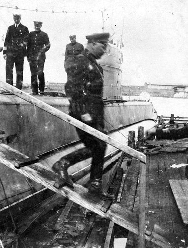 К.Е. Ворошилов спускается по трапу на пирс с подлодки М-71. 1936 г.  