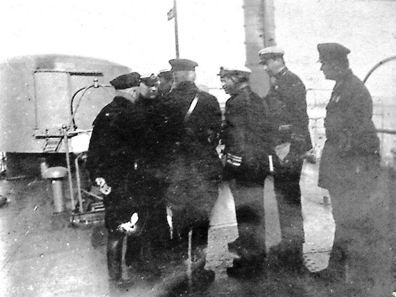 К.Е. Ворошилов на борту канонерской лодки «Пролетарий» слушает доклад командующего АКВФл Д.П. Исакова. 1931 г. 