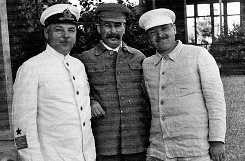 Илл. 3. И.В. Сталин, К.Е. Ворошилов и А.А. Жданов на даче. 1935 г.